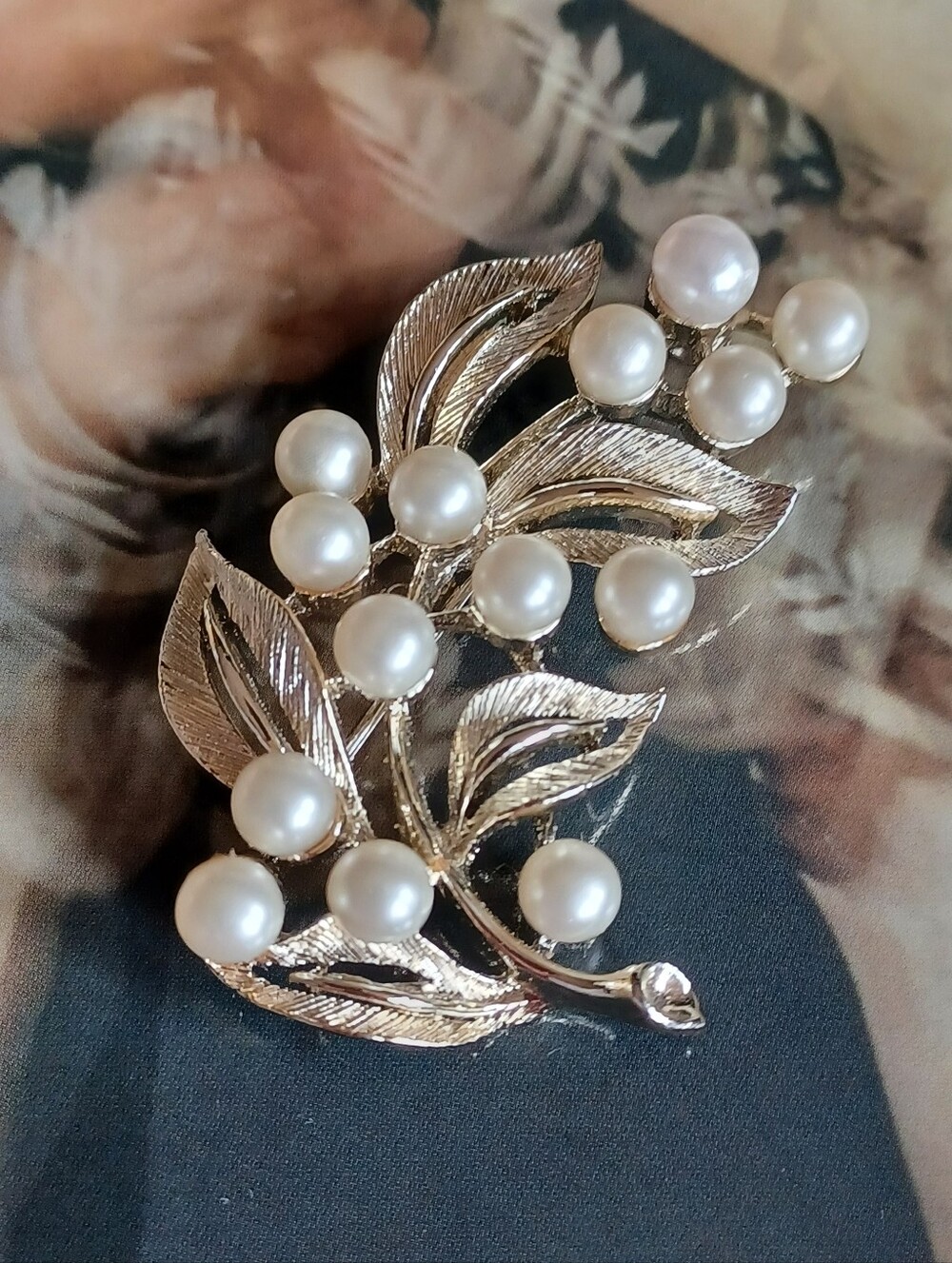 Vintage Lisner Gold-Tone Botanical Brooch *RARE*